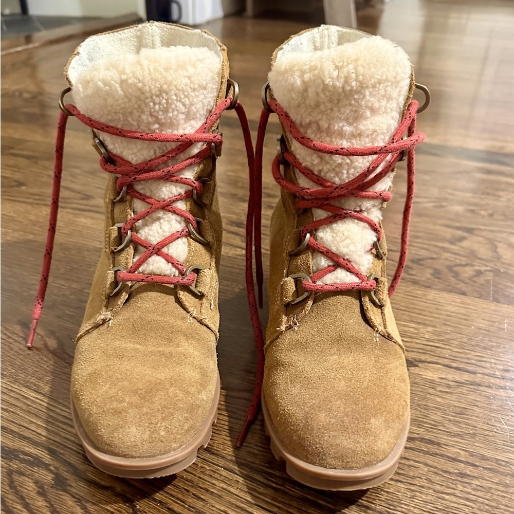 Sorel Phoenix Boots, Size 8, brown with red laces